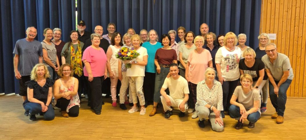 Die Linedancegruppe des TSC Rot-Gold Büdingen verabschiedet seine älteste Mittänzerin.


    Bild: Hans-Jürgen Westphal