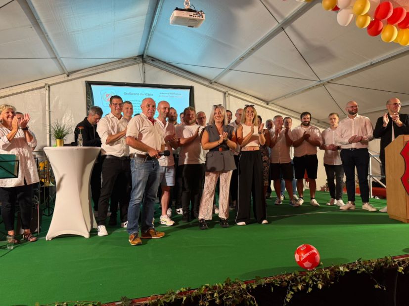 Sportkreisvorsitzender Harald Piaskowski gibt den "Ehrenamtlichen Wölfen" ein Gesicht. Er holte das ganze Vorstandsteam auf die Bühne und dankte der ganzen Mannschaft für den bemerkenswerten Einsatz. Die Gäste belohnten dies mit einem donnernden Applaus. Bild: Johannes Götze