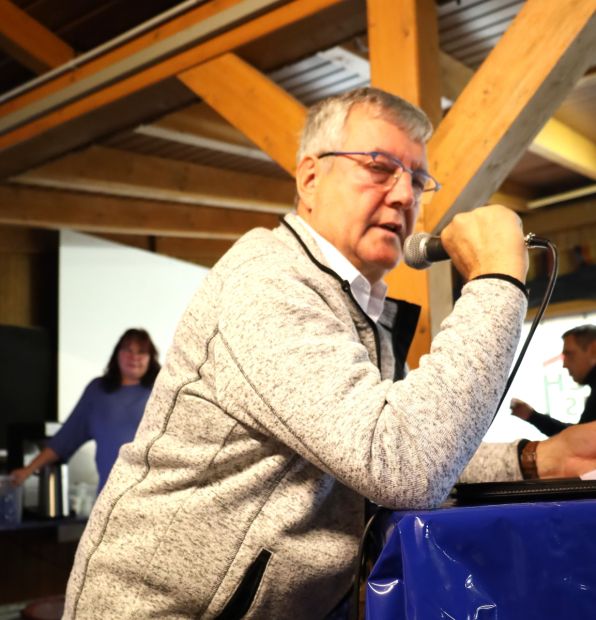 Hans Dorn begrüßt die zahlreichen Gäste und gibt einen Überblick über die Baumaßnahmen der letzten fünf Jahre. Etwa 1,8 mio. € hat der 324 Mitglieder zählende Verein in fünf Baumaßnahmen investiert. Besonders stolz ist der Vorstand auf 5.200 Stunden handwerkliche Eigenleistung, die allein bei der Sanierung des Clubhauses eingebracht wurden. Bild: Harald Piaskowski