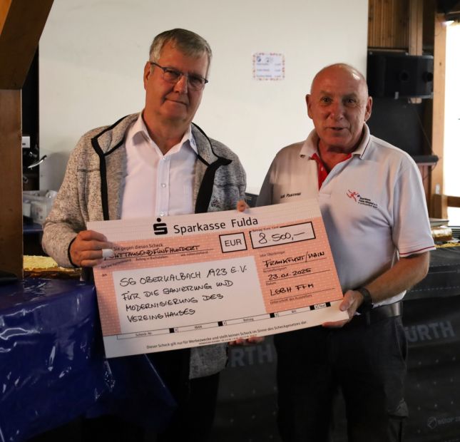 Der lsb h hat die Maßnahmen auf dem Geisberg mit 10.000 € unterstützt - 8.500 € kommen aus dem Vereinsförderfond und 1.500 € aus Mikrofördertöpfen für energetische Sanierungsmaßnahmen, die nach einem lsb h-Öko-Check abgerufen werden können. v. l.: Hans Dorn und Harald Piaskowski Bild: Tamara Hohmann - Landkreis Fulda