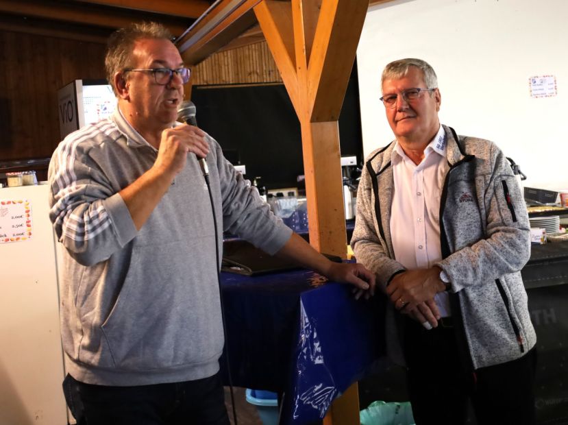 Kreisfußballwart Dietmar Pfeiffer gratulierte zu der Leuchtturm-Sportanlage im Fuldaer Südkreis im Auftrag des Hessischen Fußball Verbandes Bild: Harald Piaskowski