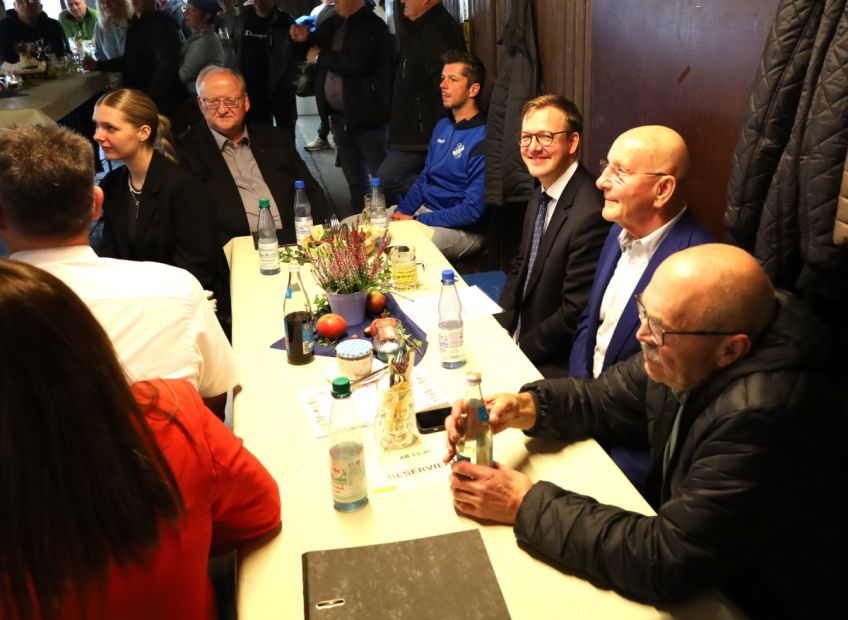 Sponsor Norbert Frischkorn - 2. v. r. - war aus Toronto angereist um die Einweihung mitzufeiern und mit seinen Sportfreunden auf einen gelungenen Abschluss der fünf Baumaßnahmen anzustoßen.
v. r.: Ortsvorsteher Ewald Ickler, Sponsor Norbert Frischkorn, EKB Frederik Schmitt, Vorstandssprecher Marcel Schulz, Lektor Bernd Müller, LK-Vereinslotsin Emily Fischer Bild: Harald Piaskowski