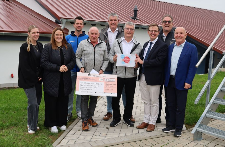 v. l.: Emily Fischer, Tamara Hohmann (beide Landkreis Fulda), Marcel Schulz (SG Oberkalbach), Harald Piaskowski (Sportkreis), Markus Hackenberg (Gemeinde Kalbach), Hans Dorn (SG Oberkalbach), EKB Frederik Schmitt (Landkreis Fulda), Dietmar Pfeiffer (Kreisfußballwart), Norbert Frischkorn (Sponsor aus Toronto) Bild: Ernst Lamp - SG Oberkalbach