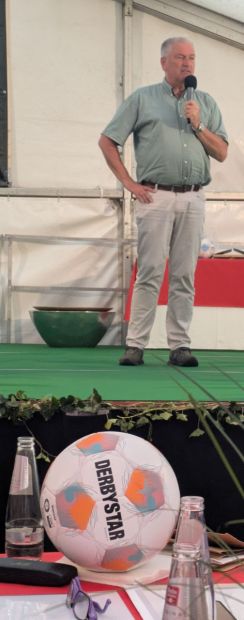 Landrat Bernd Woide eröffnete die Grußworte und gratulierte im Namen der Kreisverwaltung!    Bild: Harald Piaskowski
