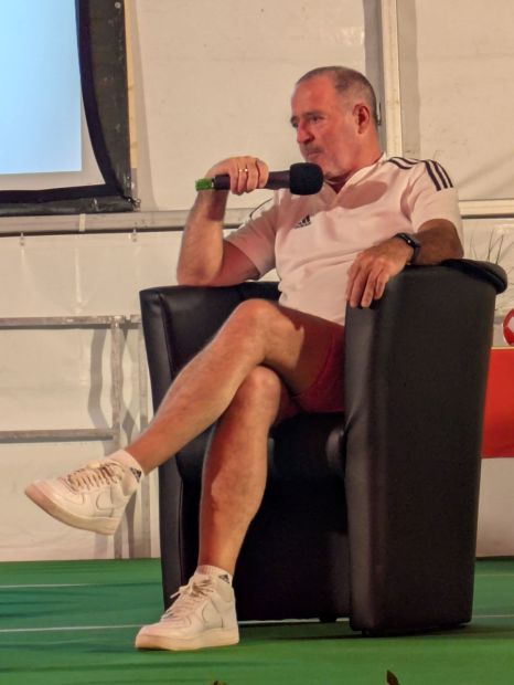 Fußball-Weltmeister Uwe Bein stand beim Sport-Talk mit Louis Schubert dem sportbegeisterten Moderator Johannes Götze Rede und Antwort.     Bild: Harald Piaskowski