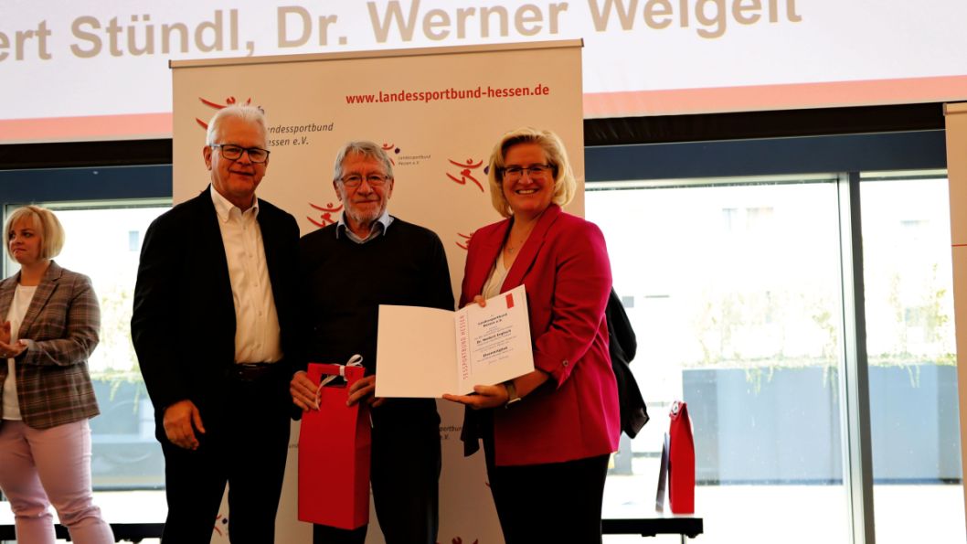 Dr. Norbert Englisch &uuml;bernahm in zahlreichen Funktionen und &uuml;ber viele Jahre hinweg vielf&auml;ltig Verantwortung f&uuml;r und im hessischen Sport. Er kam aus dem Tischtennis, hatte mehrere &Auml;mter im Hessischen Tischtennis-Verband inne und war &uuml;ber 13 Jahre HTTV-Vorsitzender. Zuletzt war er Vorsitzender des Tr&auml;gervereins Sportklinik und leitete die Geschicke dieser wichtigen sportmedizinischen Einrichtung bis zu seinem Ausscheiden vor einem Jahr.


    Bild: lsb h/lsb h