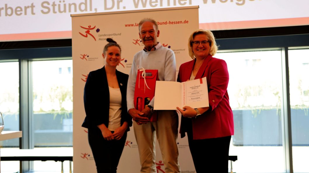 Dritter im Bunde der geehrten Sportkreisvorsitzenden war Helmut Fritz. Fritz war 16 Jahre lang Vorsitzender des Sportkreises Wiesbaden. &bdquo;Auch sein Fokus galt stets den Vereinen, immer begleitet vom Gesp&uuml;r f&uuml;r das Machbare und unterst&uuml;tzt durch kommunalpolitische Erfahrungen,&ldquo; lobte Malin Hoster. &bdquo;Der &bdquo;Tag der Wiesbadener Sportvereine&ldquo;, die F&ouml;rderung des Sportabzeichens und Hessens einziger Stadtwerke-Bus mit einer Werbung f&uuml;r den Sportkreis und die Wiesbadener Sportvereine werden mit ihm verbunden bleiben&quot;.
    Bild: lsb h/lsb h