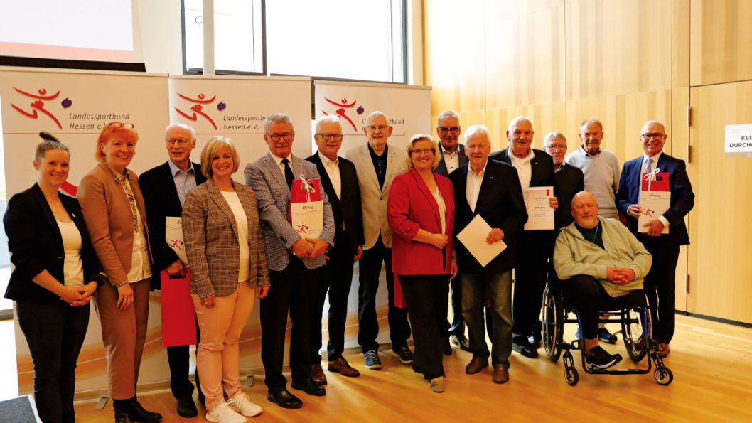 Die ausgezeichneten Ehrenmitglieder und das Präsdium des Landessportbundes. Fotos: Markus Wimmer    Bild: lsb h/lsb h