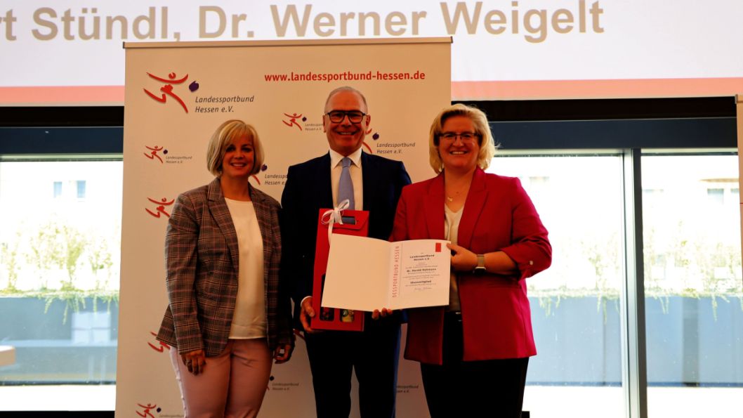 Dr. Harald Hohmann kommt vom Vereinssport. Er war Vorsitzender des Reitclubs Fulda, hatte mehrere &Auml;mter im Pferdesportverband Hessen inne und stand diesem Verband &uuml;ber zw&ouml;lf Jahre als Pr&auml;sident vor. Und wie Werner Weigelt engagierte sich Harald Hohmann im Bundesverband &ndash; dort war er mehr als acht Jahre Vizepr&auml;sident der Deutschen Reiterlichen Vereinigung.
    Bild: lsb h/lsb h