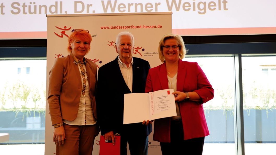 Uli Manthei wurde von Vizepräsidentin Katja Köhler-Nachtnebel (links) und Juliane Kuhlmann ausgezeichnet.    Bild: lsb h/lsb h