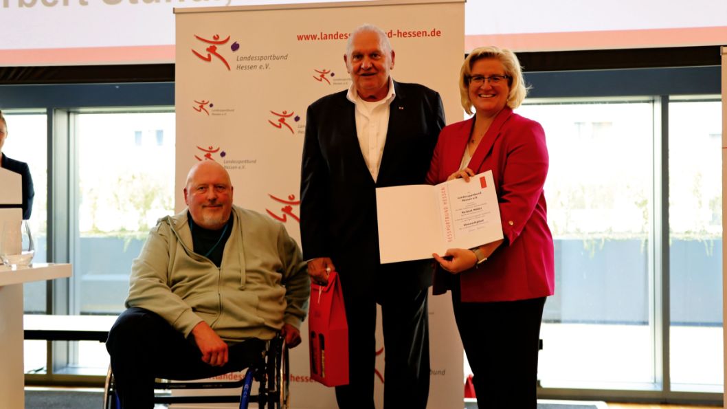 Ehrenmitgliedschaft für Norbert Möller. Dr. Frank Weller (links) und Juiane Kuhlmann gratulieren.     Bild: lsb h/lsb h