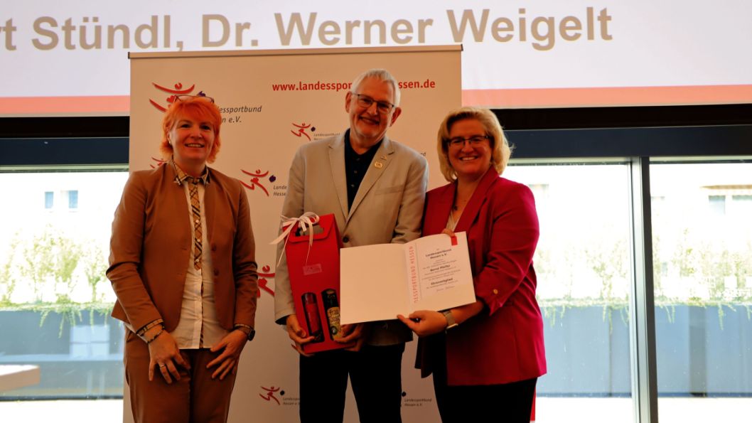 Das Herz von Bernd Pfeifer geh&ouml;rt dem Badminton-Sport. Als Sportwart, Klassenleiter und Ausschussvorsitzender engagierte er sich vor allem f&uuml;r den Wettkampf- und Leistungssport. Von 2012 bis 2025, leitete er den Hessischen Badminton-Verband. Er bekam mehrere Auszeichungen des Hessischen und Deutschen Badminton-Verbandes.


    Bild: lsb h/lsb h