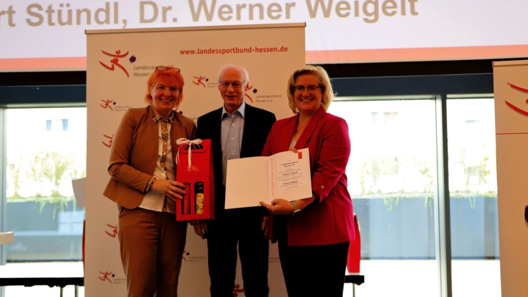 Herbert St&uuml;ndl war &uuml;ber zehn Jahre Vorsitzender des Deutschen Sportlehrer*innenverbandes, LV Hessen und fast vierzig Jahre in den Bildungsaussch&uuml;ssen bzw. im Vorstand der Bildungsakademie aktiv. Zudem war er &uuml;ber 15 Jahre Pr&auml;sidiumsmitglied im Hessischen Skiverband. Sein vielfaches Engagement im und f&uuml;r den hessischen Sport f&uuml;hrte ihn &uuml;ber 30 Jahre hinweg in die Landessportkonferenz. Bis zuletzt vertrat er die Sportlehrer*innen in der Gruppe der Verb&auml;nde mit besonderen Aufgaben.


    Bild: lsb h/lsb h