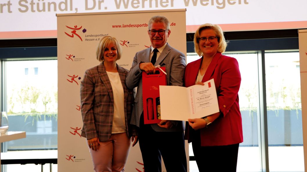 Dr. Werner Weigelt war nicht nur 15 Jahr lang Pr&auml;sident des Hessichen Ski-Verbandes, sondern er war auch dem Ski-Leistungssport am Standort Willingen verbunden. Er hatte Funktionen im Deutschen Ski-Verband sowie im Landessportbund inne. Werner Weigelt hat in seiner Amtszeit nicht nur die Ski-Jugend neu aufgebaut, sondern auch ein anspruchsvolles Kindeswohl-Schutzkonzept f&uuml;r seinen Verband entwickelt.
    Bild: lsb h/lsb h