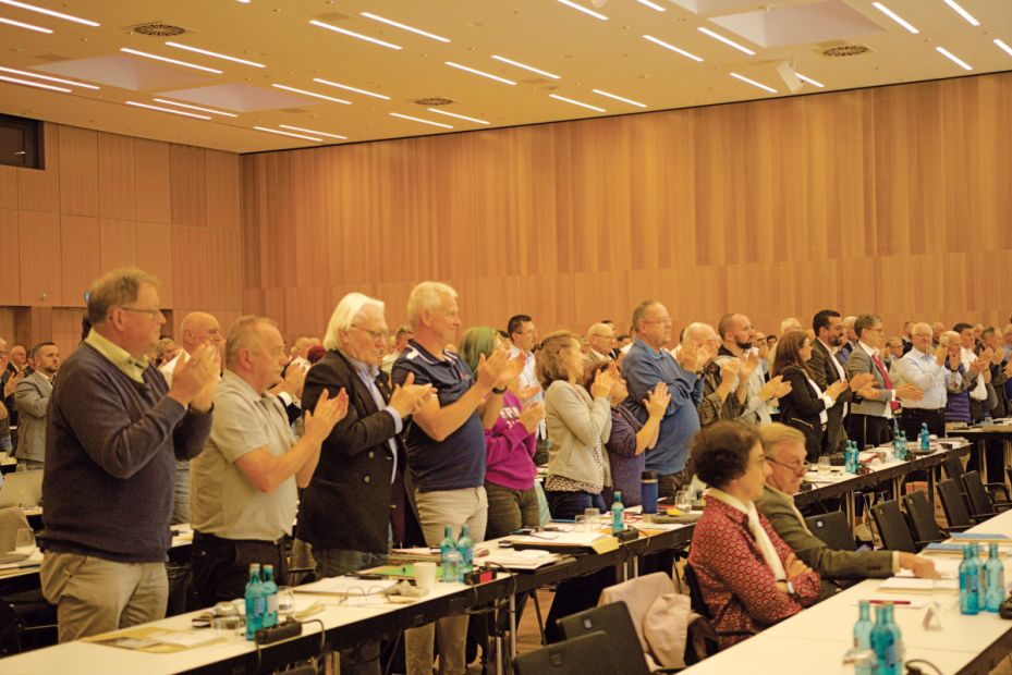 Stehender Applaus der Delegierten für Helmut Meister.Foto: lsb h
