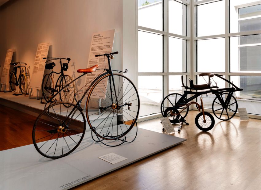 Fahraddesign aus drei Jahrhunderten stand bei der Ausstellung &bdquo;Der eigene Antrieb. Feine R&auml;der&ldquo; im Frankfurter Museum f&uuml;r Angewandte Kunst im Mittelpunkt. Aber auch Industrie- und Sozialgeschichte rund um das Thema Radfahren wurden thematisiert.Foto: G&uuml;nzel/Radedemacher/MAK