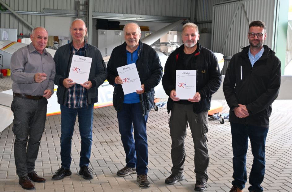 v. l. Harald Piaskowski, Elmar Kümmel, Klaus Gärtner, Claus Krist, Daniel Kümmel Bild: Antonio Müller - Aero-Club Rhön e. V. Fulda