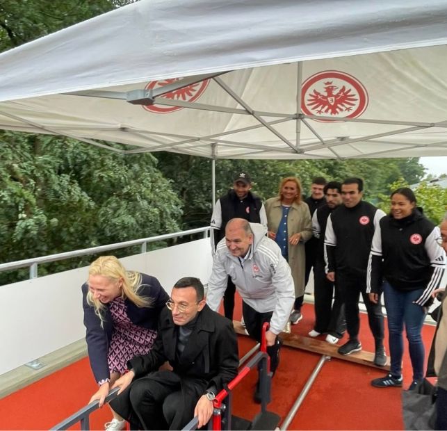 Frankfurts Oberbürgermeister Mike Josef testet die neue Bob-Anschubbahn. Hessens Sportministerin Diana Stolz und Eintracht-Präsident Beck schieben an.    Bild: HBSV