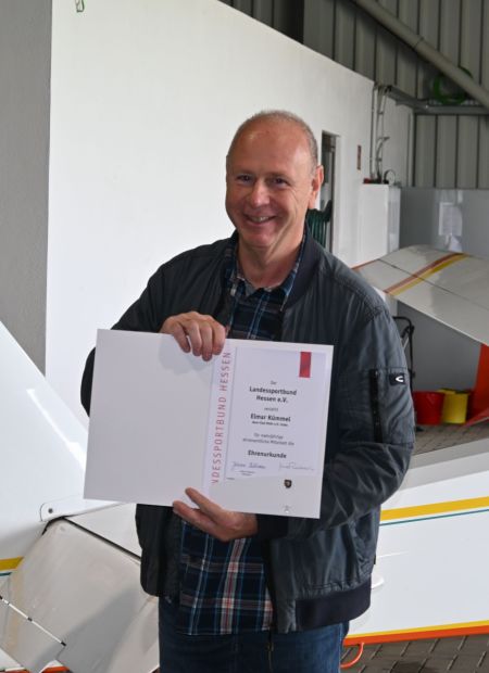 Elmar Kümmel - Vorsitzender bis Frühjahr 2025 - wurde mit der lsb h Ehrenurkunde ausgezeichnet. Bild: Antonio Müller - Aero-Club Rhön e. V. Fulda