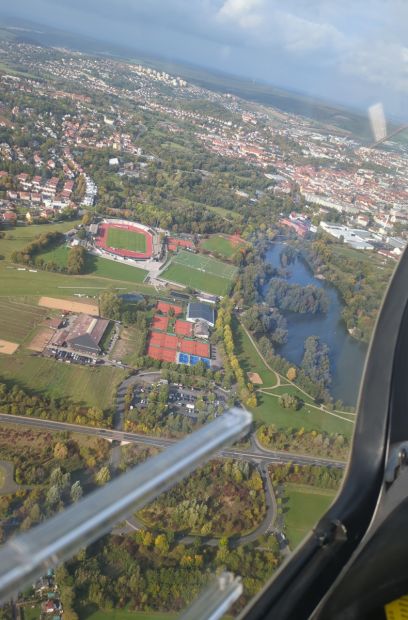 Blick aus dem Cockpit auf das Stadion der Stadt Fulda und das Festival des Sports Gelände 2026    Bild: Harald Piaskowski