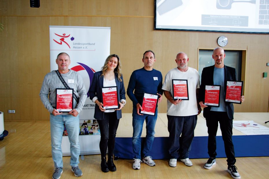 Stolze Preisträger (von links): Vitali Wagin (1. Platz Nachwuchstrainer), Carolin Müller (3. Platz Trainer), Andreas Esper (1. Platz Trainer), Björn Simon (2. Platz Nachwuchstrainer).
            Foto: lsb h