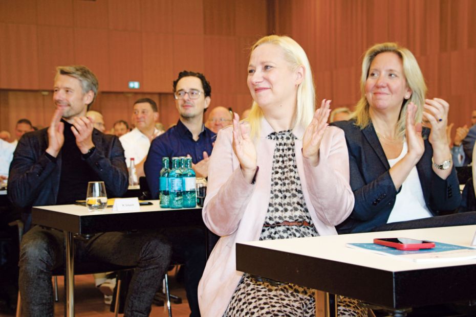 Zahlreiche hessische Politiker*innen besuchten den Sportbundtag – beispielsweise Sportministerin Diana Stolz (links) und Ines Claus, Fraktionsvorsitzende der CDU im Landtag.Foto: lsb h    Bild: lsb h/lsb h