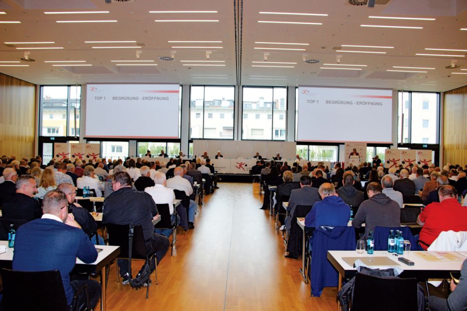 Alle drei Jahre kommen die Delegierten aus Sportkreisen und Verbänden auf dem Sportbundtag zusammen und treffen wichtige Entscheidungen. Ende September beschlossen sie u. a. eine Erhöhung der Mitgliedsbeiträge, um den lsb h in schwierigen Zeiten finanziell zu stärken.Foto: lsb h    Bild: ls bh/lsb h