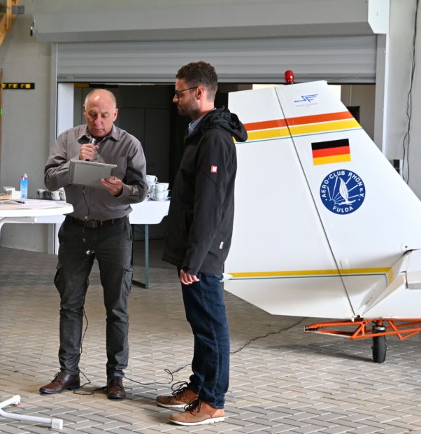 Harald Piaskowski (links) gratuliert dem Vorsitzenden Daniel Kümmel im Auftrag von lsb h Präsidentin Juliane Kuhlmann Bild: Antonio Müller - Aero-Club Rhön e. V. Fulda