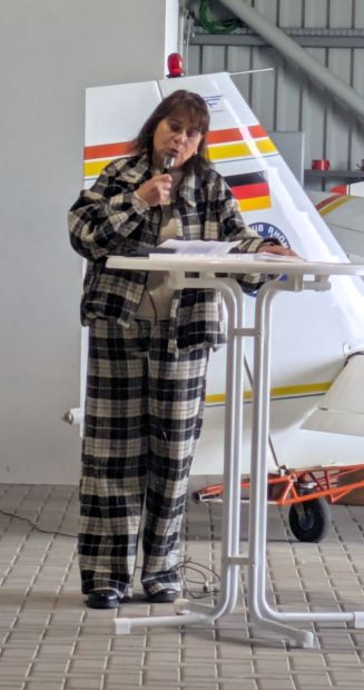 Stadträtin Heike Kleemann überbringt die Glückwünsche des Fuldaer OB Dr. Heiko Wingenfeld und des Bürgermeisters Dag Wehner    Bild: Antonio Müller - Aero-Club-Rhön e. V. Fulda