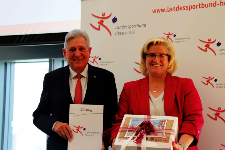 Abschied nach 35 Jahren. Juliane Kuhlmann überreichte die Urkunde zur Ehrenmitgliedschaft des Präsidiums an Helmut Meister.Foto: lsb h    Bild: lsb h/lsb h