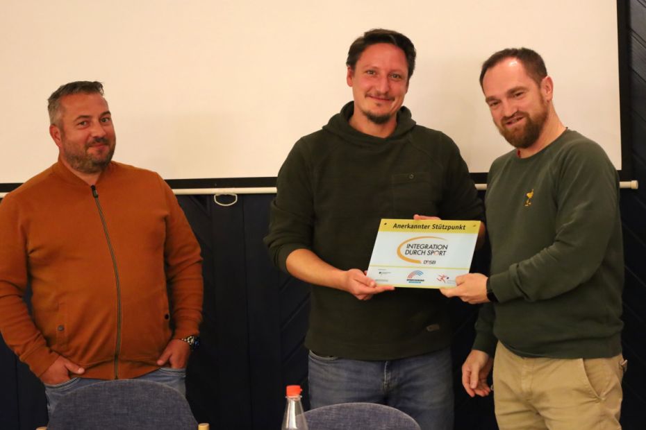 Markus Wehenkel (rechts) von der Sportjugend Hessen übergibt das "IDS-Stützpunkt-Schild" an Daniel Schröder (Mitte) und Michael Gelhard von FT Fulda (zweitgrößter Verein des Sportkreis Fulda-Hünfeld).    Bild: Thomas Happel - Sport-Coach Ehrenberg
