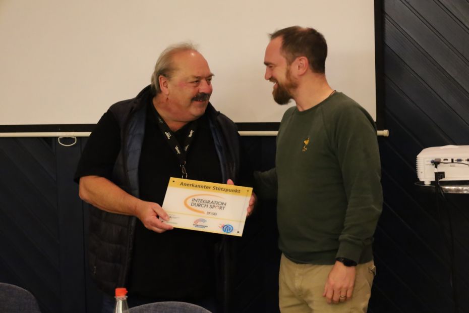 Auch Winfried Jäger, DAFKS-Präsident, bekommt ein neues IDS-Stützpunkt-Schild. Der Verein ist schon ca. 10 Jahre dabei und kann ab jetzt das neue Logo nutzen.    Bild: Thomas Happel - Sport-Coach Ehrenberg