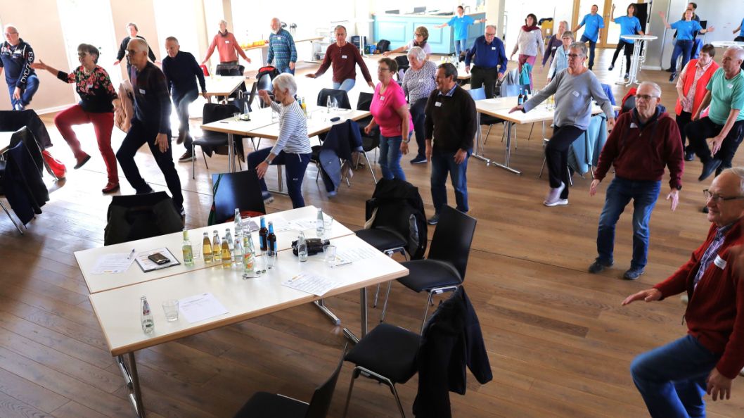 Gemeinsames Aufwärmen beim Alltags-Fitness-Test für Senioren.
    Bild: Stoepler/Oberhessische Zeitung/Stoepler
