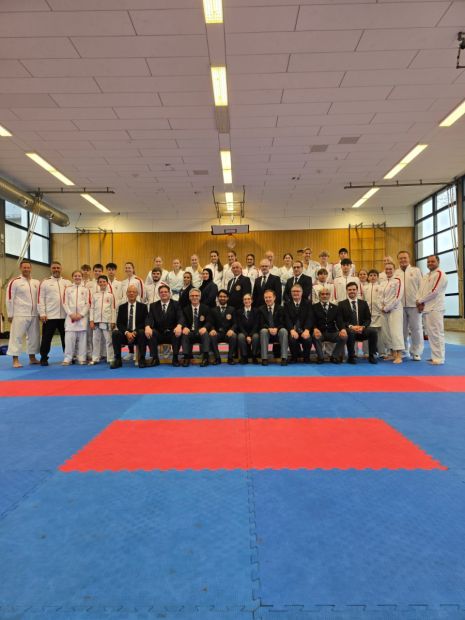 Kata & Kumite Athleten mit den Landestrainern, Kampfrichter mit dem Referenten, Leistungssportreferent und Jugendreferent    Bild: Verschiedene für den HFK
