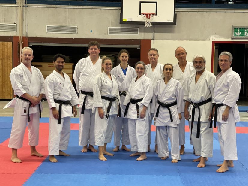 Kampfrichter Hessen mit dem Referenten Dr. Y. Islam (zweiter von links) und Kata Landestrainerin Sophie Wachter (vierte von links)    Bild: Verschiedene für den HFK