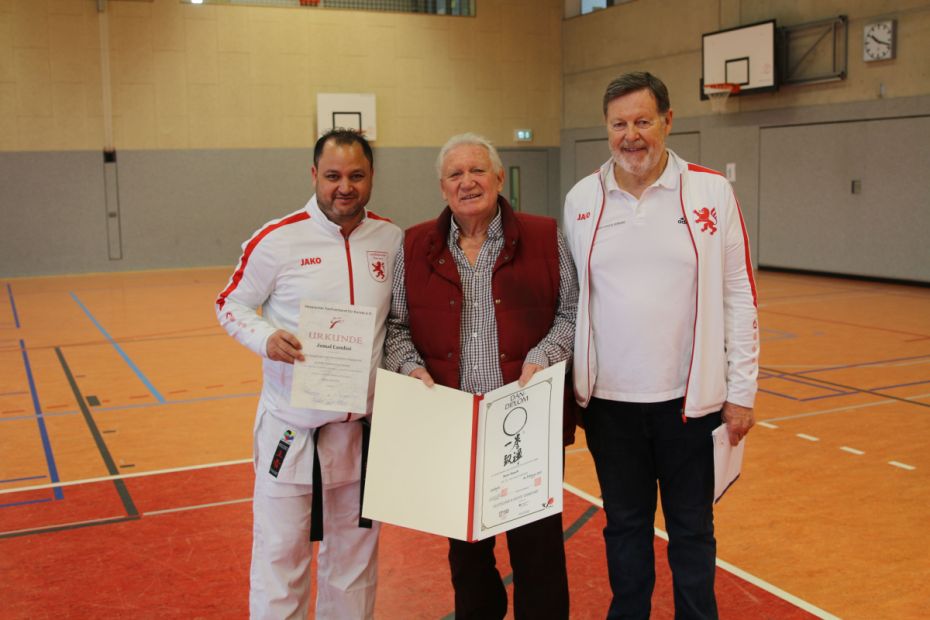 V.l.: Jamal Laudiai (Landestrainer Kumite Hessen Süd), Bodo Hauck (früherer HFK Präsident), Reinhard Schmidt-Eckhardt (HFK Präsident)    Bild: Martina Bier für den HFK