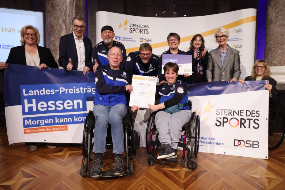 Es gratulierten (2. Reihe von rechts) Sportlerin Manuela Schmermund, die
Sportbeauftragte des Landes Hessen Ann Kathrin Linsenhoff, Barbara Bug-Naumann,
Generalbevollmächtigte der Volksbank Darmstadt Mainz eG (3.von rechts) sowie Juliane Kuhlmann,
Präsidentin des Landessportbundes Hessen (ganz links).    Bild: Genoverband e. V./ Franz Fender