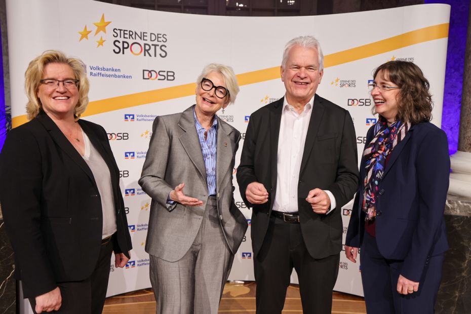 Gruppenfoto mit Juliane Kuhlmann,  Ann Kathrin Linsenhoff und ralf-Rainer Klatt.    Bild: Genoverband e.V. | Franz Fender