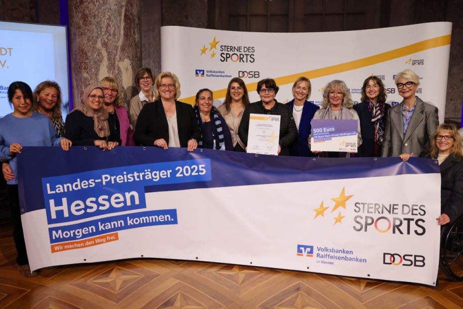 Stolz präsentiert sich die Delegation des VfL Altenstadt dem Fotografen    Bild: Genoverband e.V. | Franz Fender