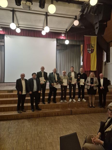 v. l.: Hein-Peter Möller, Heiko Mähler (Vorsitzender der Gemeindevertretung) , Werner Giebel, Frank Hutzheimer, Wilfried Brähler, Sebastian Hildenbrand, Holger Quanz, Bürgermeisterin Dana Hauke, Harald Piaskowski - es fehlt Matthias Herbst    Bild: Frank Hauke - VfL Eiterfeld
