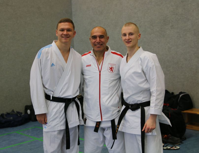 Rechts: Prüfungsanwärter Noel Seitz (Karate-Schule Dokan Büdingen), mitte: Amir Valadkhani (Shotokan Stilrichtungsbeauftragter Hessen), links: Prüfungsanwärter Marvin Bier (Turngemeinde 08 Ober-Roden)    Bild: Martina Bier für den HFK