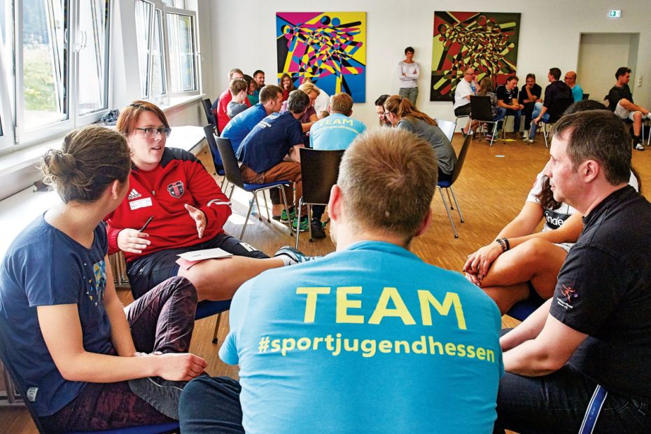 Teilnehmende bei einem Seminarbaustein in Wetzlar – Austausch und neuer Erkenntnisgewinn stehen hier im Vordergrund.Foto: Sportjugend Hessen