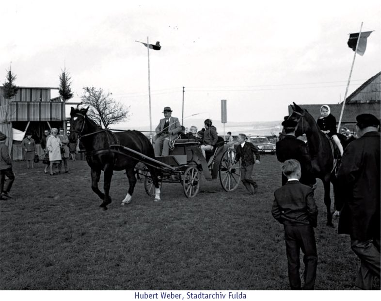 Es wurde nicht nur geritten und gesprungen, auch Fahrwettbewerbe standen in Horwieden auf dem Programm.Foto: Hubert Weber/Stadtarchiv Fulda