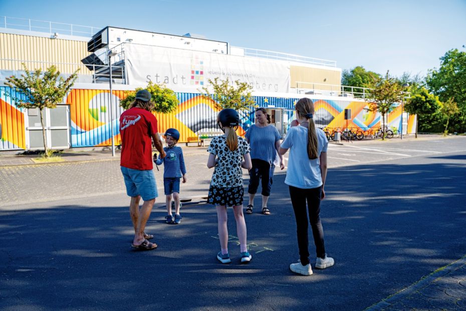 Der Teamende erklärt die nächste Challenge.Foto: J. Becker Photography