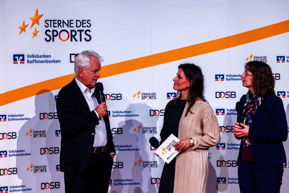 Lsb h-Vizepräsident Ralf-Rainer Klatt (links) war beeindruckt von der Vielfalt der eingereichten Projekte.Foto: Genoverband e. V./Franz Fender