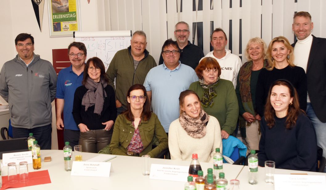 Regionaltreffen der Sport-Coaches aus dem Hochtaunuskreis in der Geschäftsstelle in Oberursel; ganz rechts Referent William Sonnenberg von der Spotjugend Hessen    Bild: Gerhard Strohmann