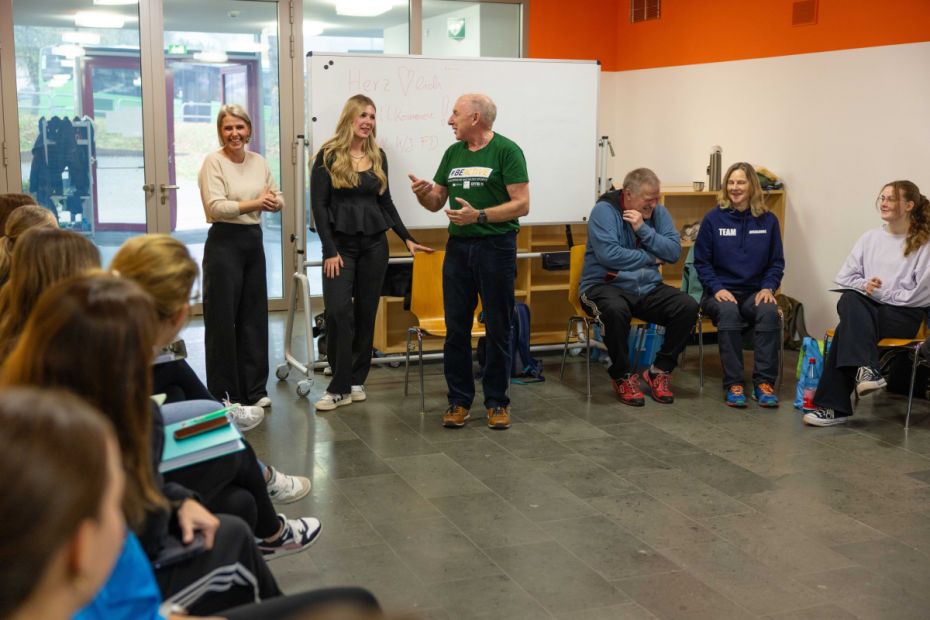 Harald Piaskowski bedankt sich bei Julia Schröder (stehen links) und Emily Fischer (stehend Mitte)  vom Landkreis Fulda für das besondere Engagement in Bezug auf die Fortsetzung der dezentralen ÜL-C-Ausbildungen in der Region Fulda. 
In seinem Grußwort fordert er die angehenden Trainerinnen und Trainer auf, sich in den Vereinen und im Sportkreis zu engagieren und sich kontinuierlich fortzubilden. Er würde sich freuen, wenn er einige bei der Ausbildung zur Sportabzeichenprüferin / zum Sportabzeichenprüfer im April in Fulda wiedersehen würde.     Bild: Landkreis Fulda