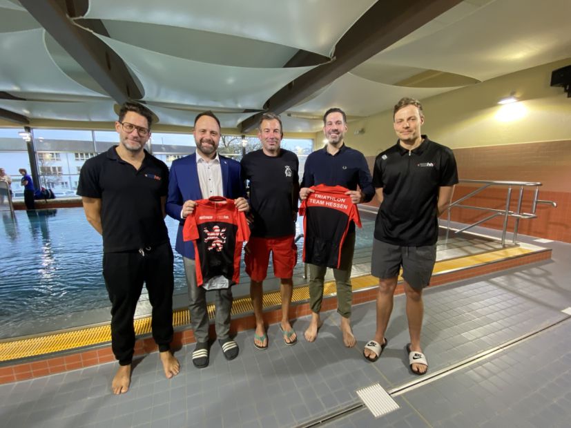 V.l.: Jens Kleinert (HTV-Vizepräsident Leistungssport), Marcus Weber (Bürgermeister Stadt Rotenburg), Oliver Weber (LC Marathon Rotenburg), Daniel Iliev (Sportkreis Hersfeld-Rotenburg) und Frederick Krause (Landestrainer) eröffneten die Standortbestimmung im 25-Meter-Hallenbad.    Bild: Tanja Weber