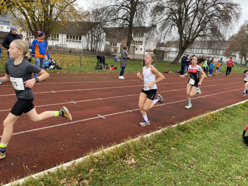 Die Schülerinnen A unterboten die Laufnorm für 1000 Meter deutlich.    Bild: Tanja Weber