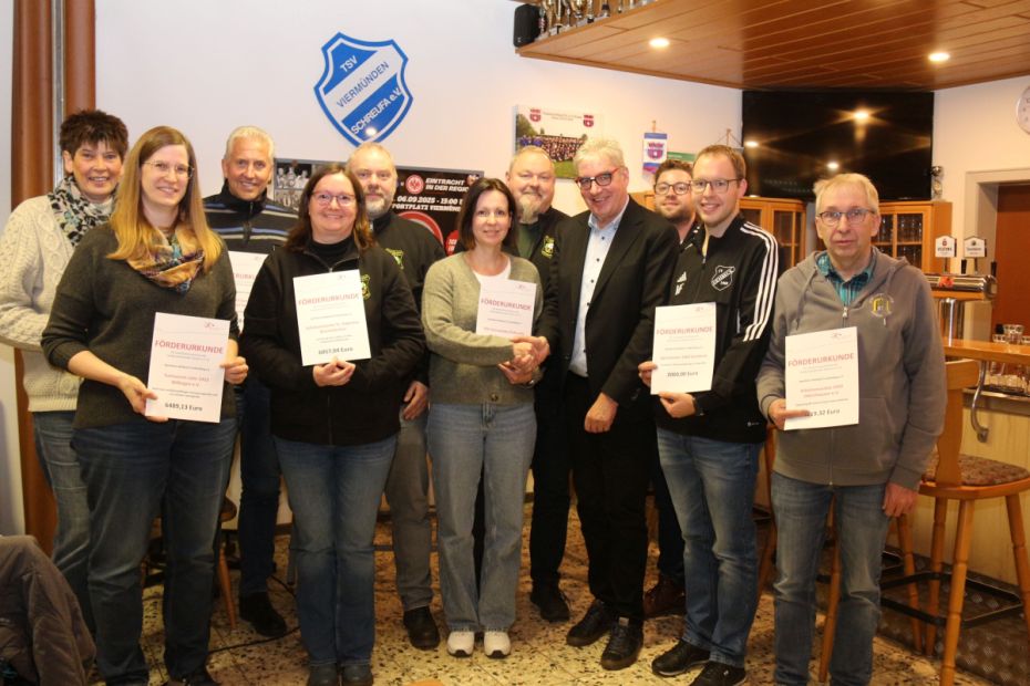Vorstände von sechs Vereinen holten ihre Urkunden persönlich ab: Das Foto zeigt sie im Viermündener Sportheim mit Sportkreis-Chef Uwe Steuber (4. v. rechts).     Bild: Gerhard Menkel